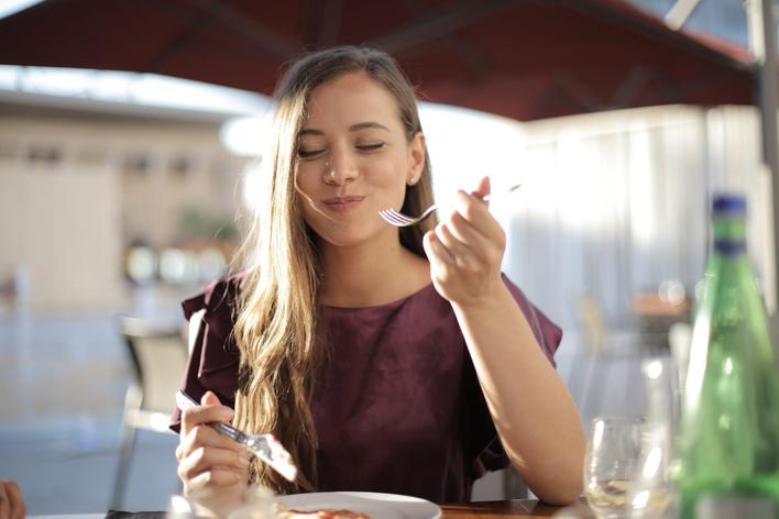 En marco del Día de la Mujer, la Lic. Priscila Navarrete, del servicio de Nutrición del HSIH, le deja a las mujeres algunos mensajes de interés relacionados a las dietas actuales  