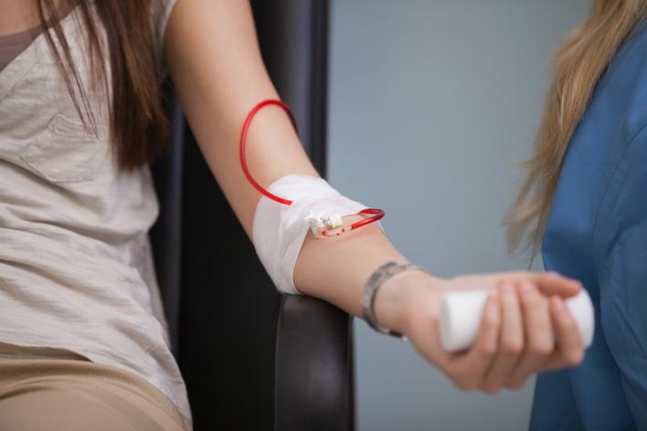 El 14 de junio de cada año se celebra en todo el mundo el Día Mundial del Donante de Sangre. Su objetivo es agradecer a los donantes su contribución voluntaria y desinteresada, que permite salvar vidas humanas, y concienciar sobre la necesidad de donar sangre con regularidad para garantizar la calidad, seguridad y disponibilidad de sangre y productos sanguíneos para quienes lo necesiten.